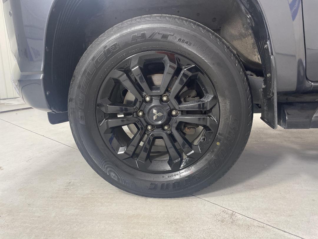 Photo '10' of Mitsubishi Triton