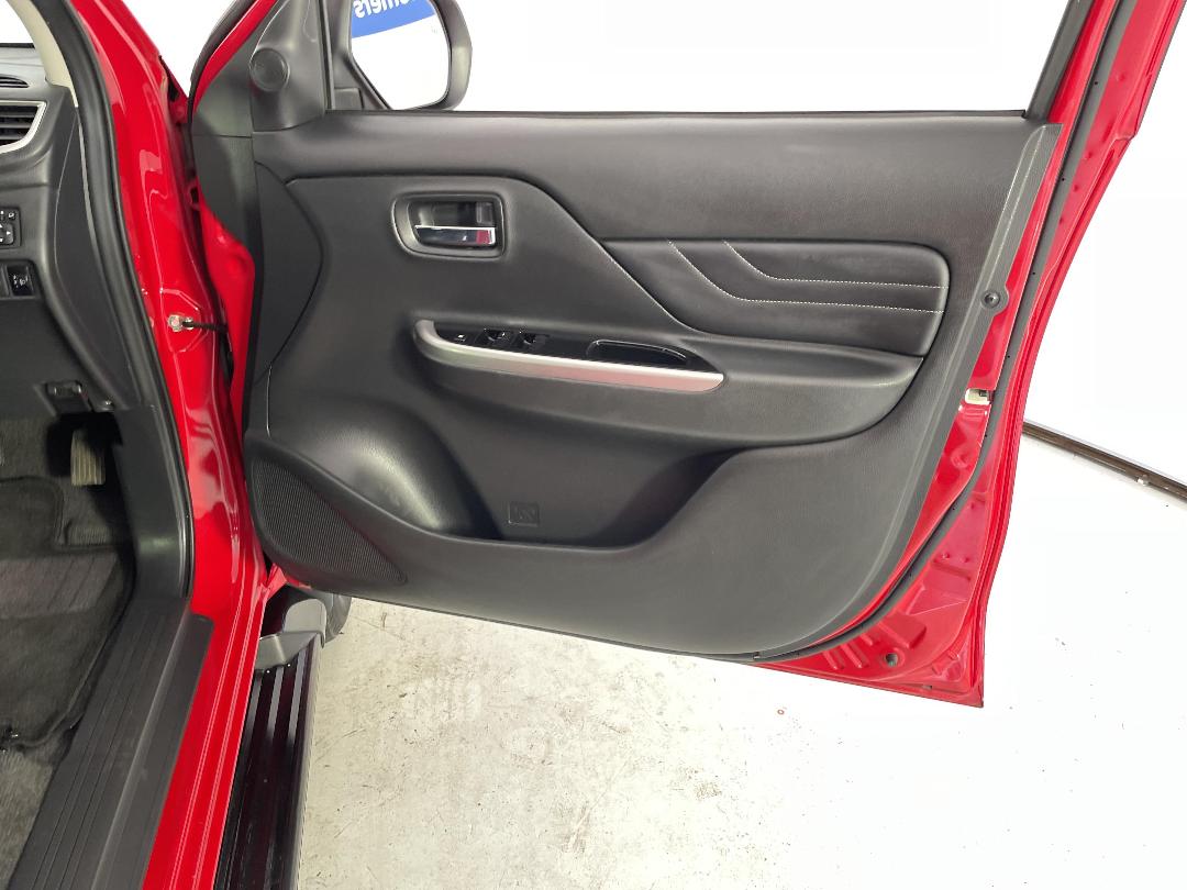 Photo '15' of Mitsubishi Triton