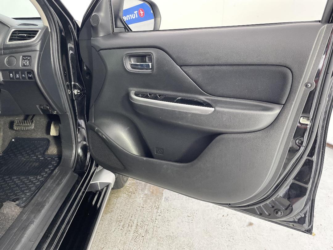 Photo '15' of Mitsubishi Triton