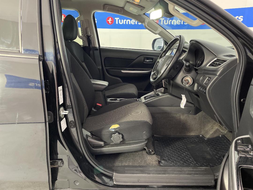 Photo '16' of Mitsubishi Triton