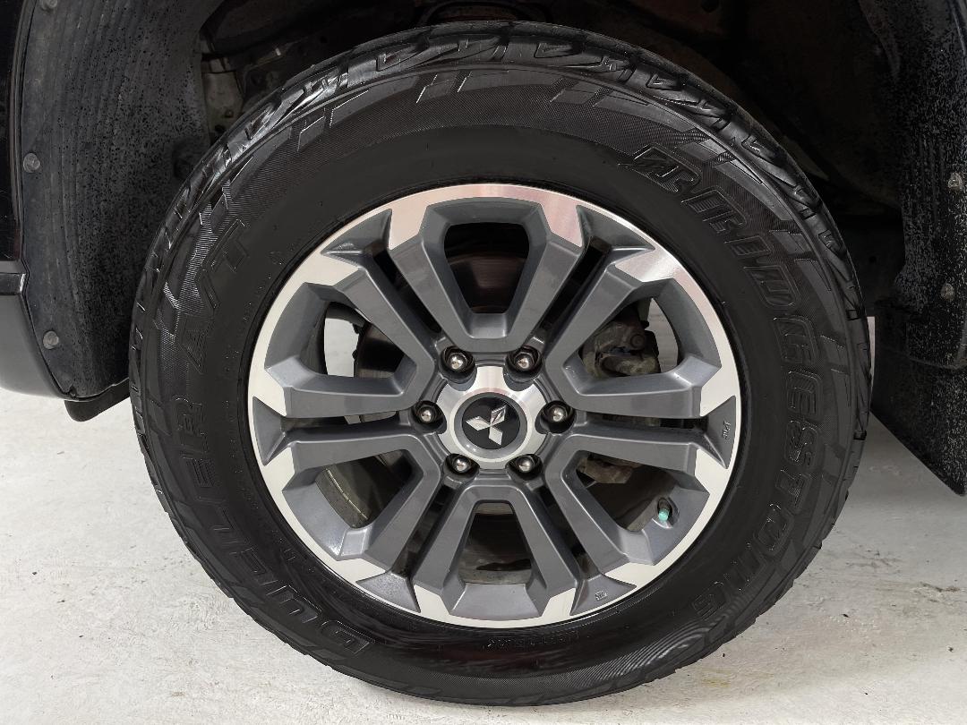 Photo '10' of Mitsubishi Triton