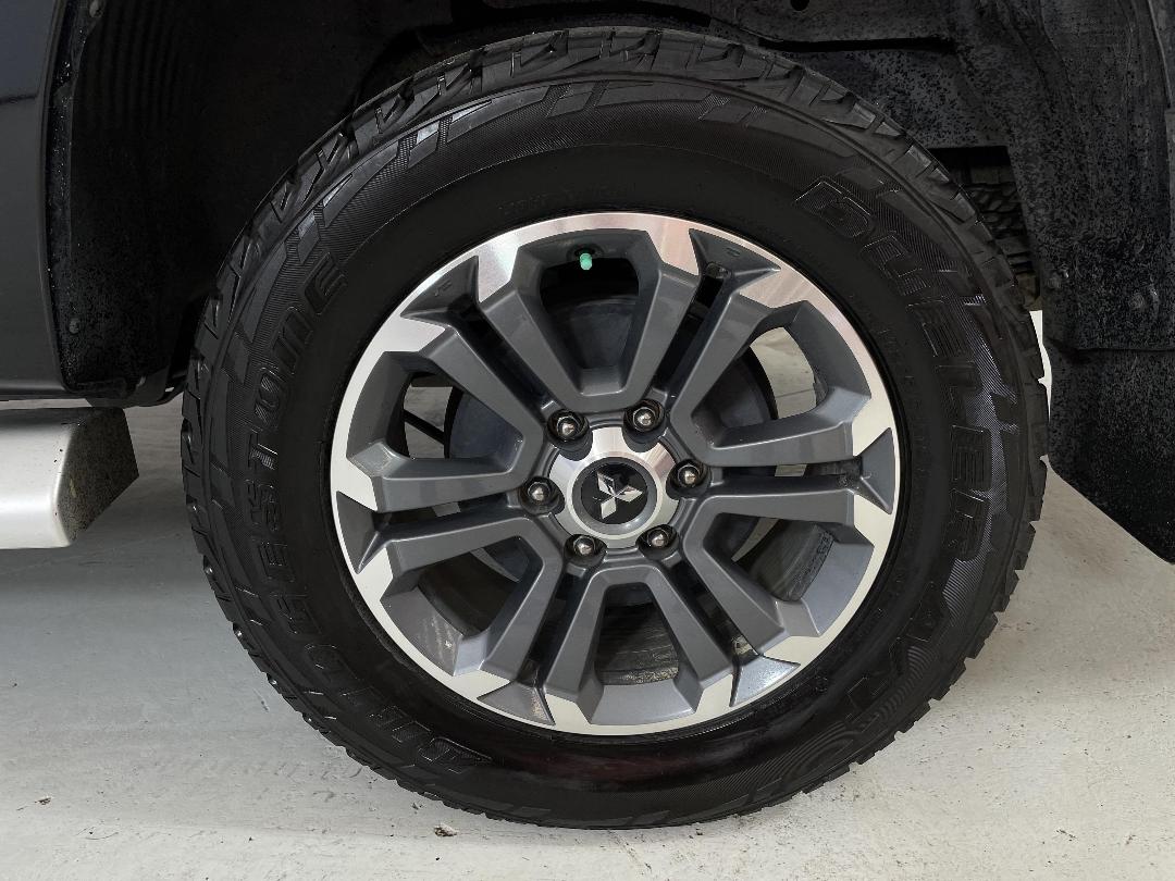 Photo '11' of Mitsubishi Triton