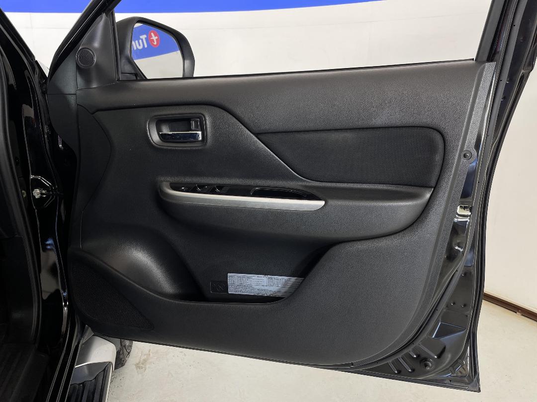 Photo '15' of Mitsubishi Triton