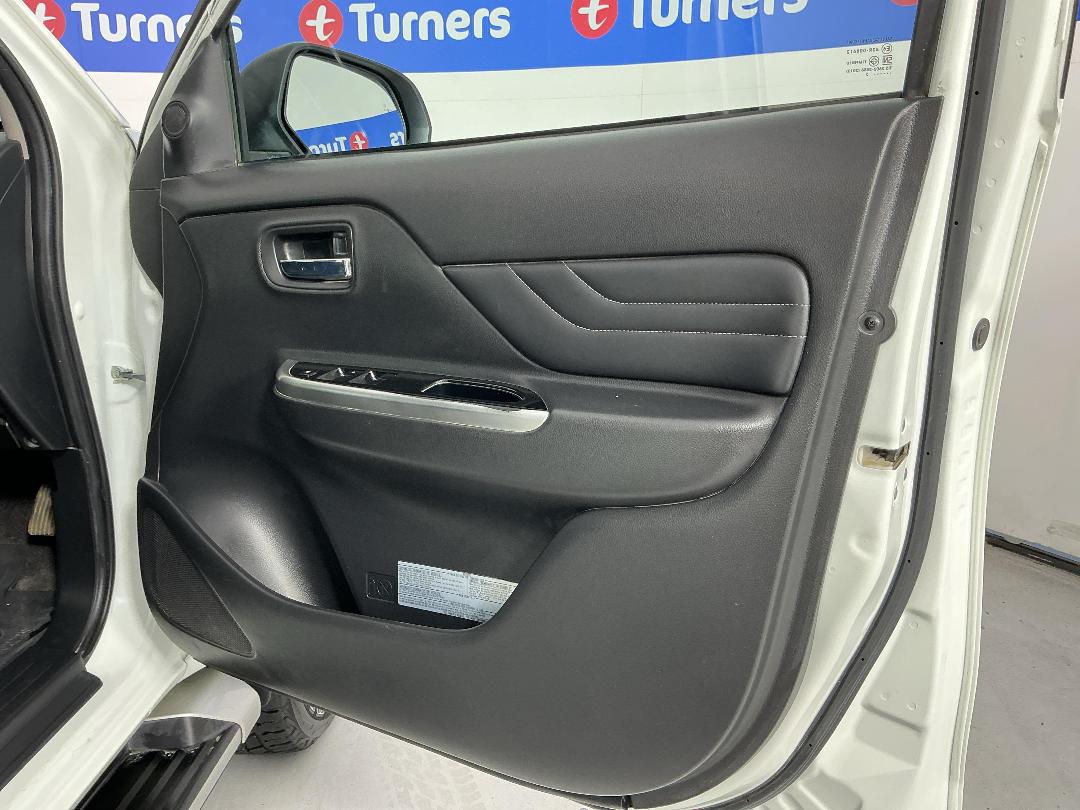 Photo '15' of Mitsubishi Triton