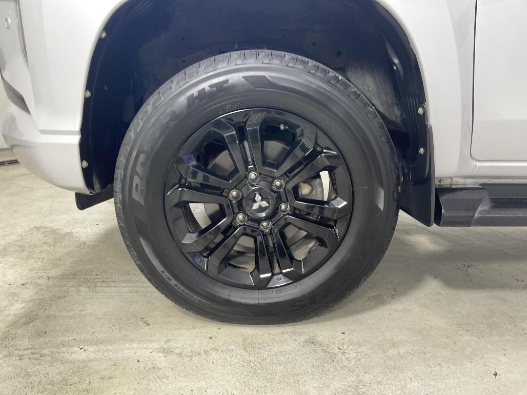 Photo '10' of Mitsubishi Triton