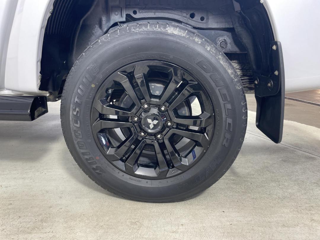 Photo '11' of Mitsubishi Triton