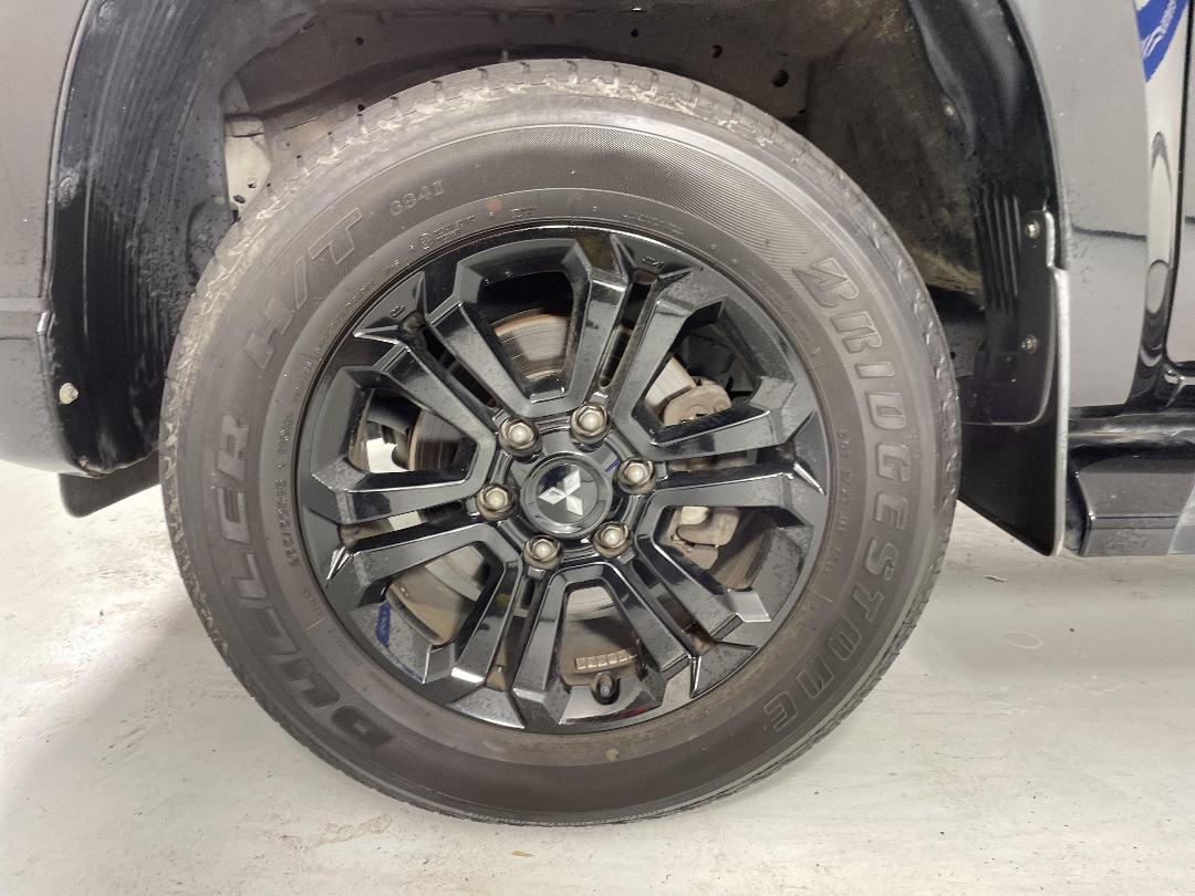 Photo '10' of Mitsubishi Triton