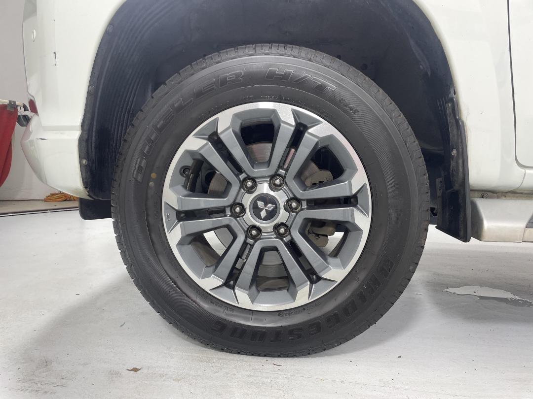 Photo '10' of Mitsubishi Triton