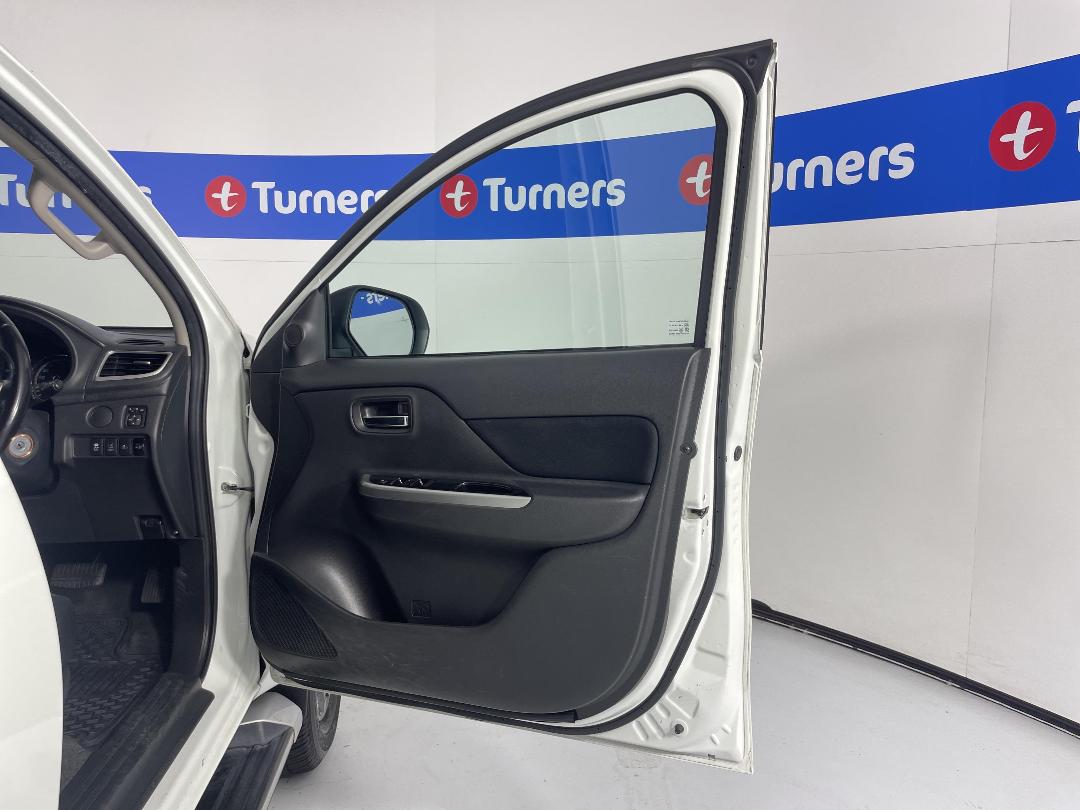 Photo '15' of Mitsubishi Triton