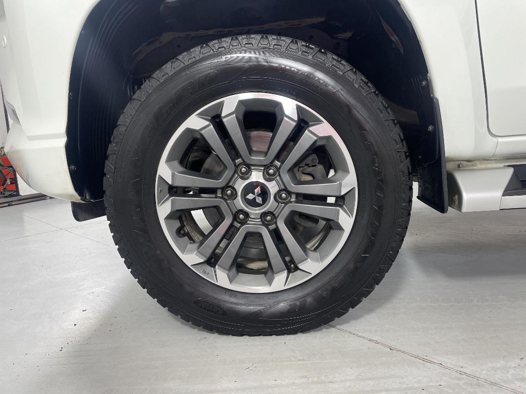 Photo '10' of Mitsubishi Triton