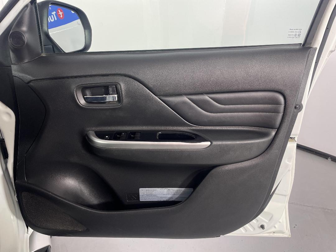 Photo '15' of Mitsubishi Triton