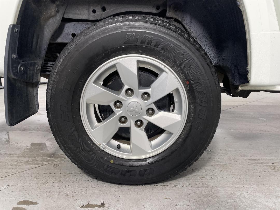 Photo '12' of Mitsubishi Triton