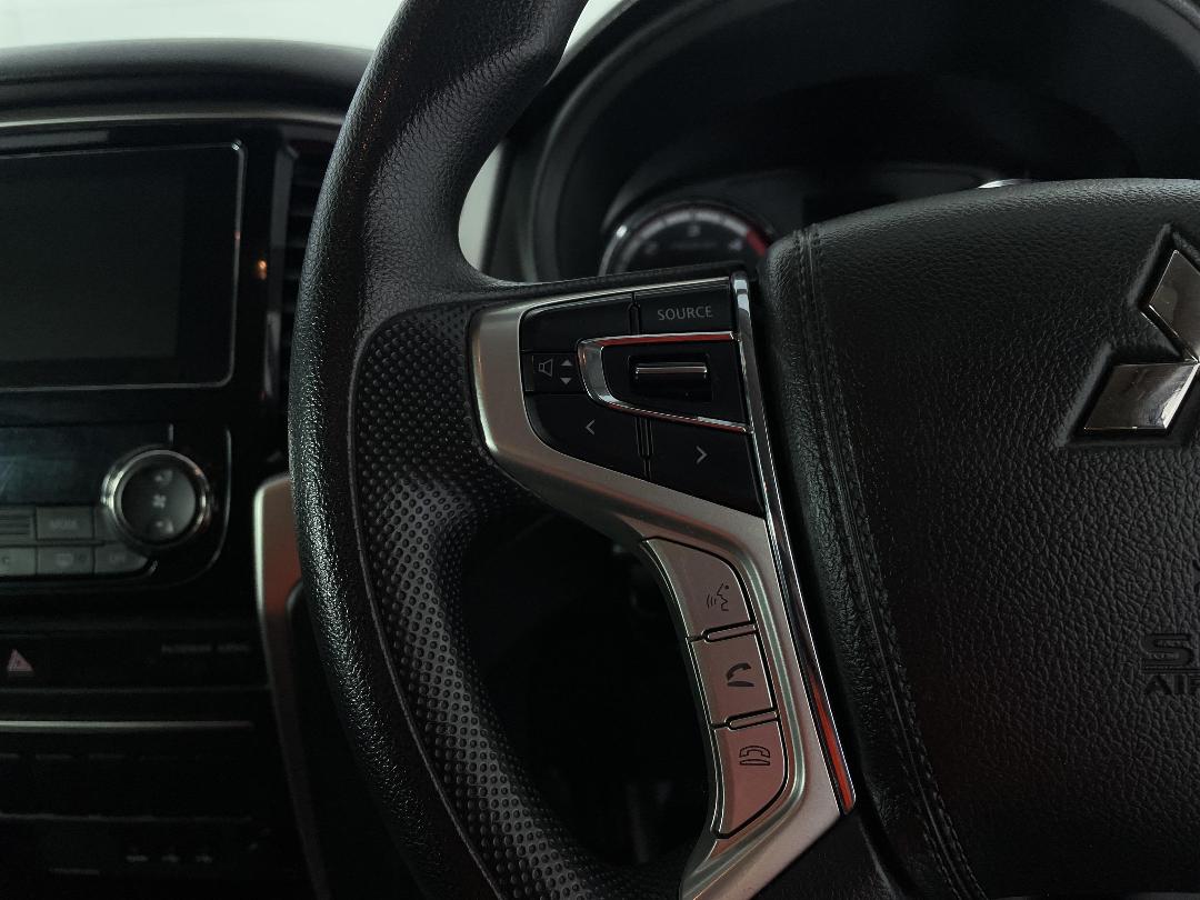 Photo '27' of Mitsubishi Triton