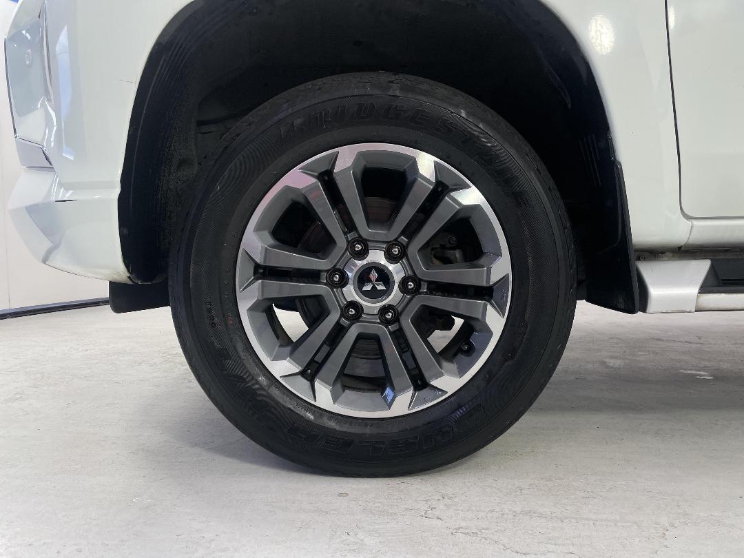 Photo '10' of Mitsubishi Triton