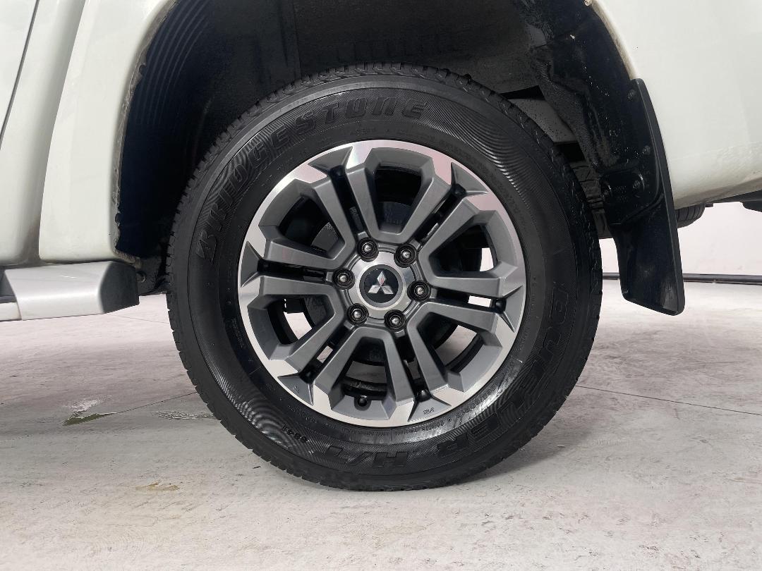 Photo '11' of Mitsubishi Triton