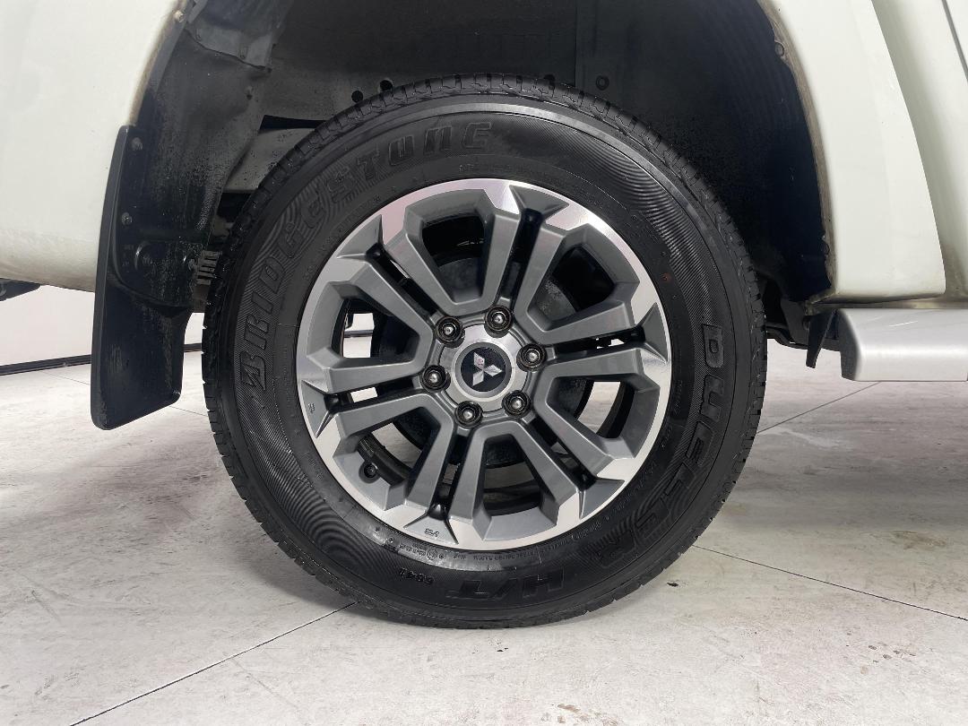 Photo '12' of Mitsubishi Triton