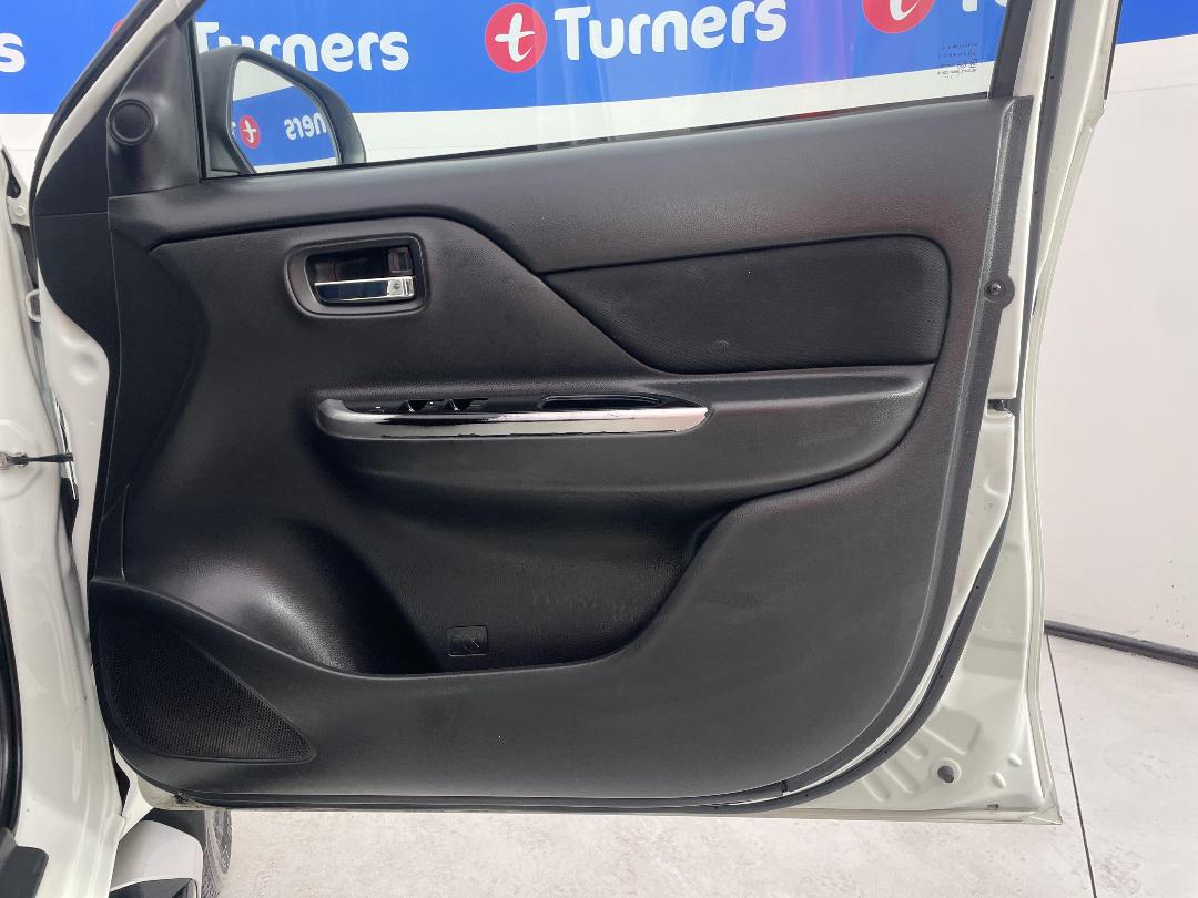 Photo '15' of Mitsubishi Triton