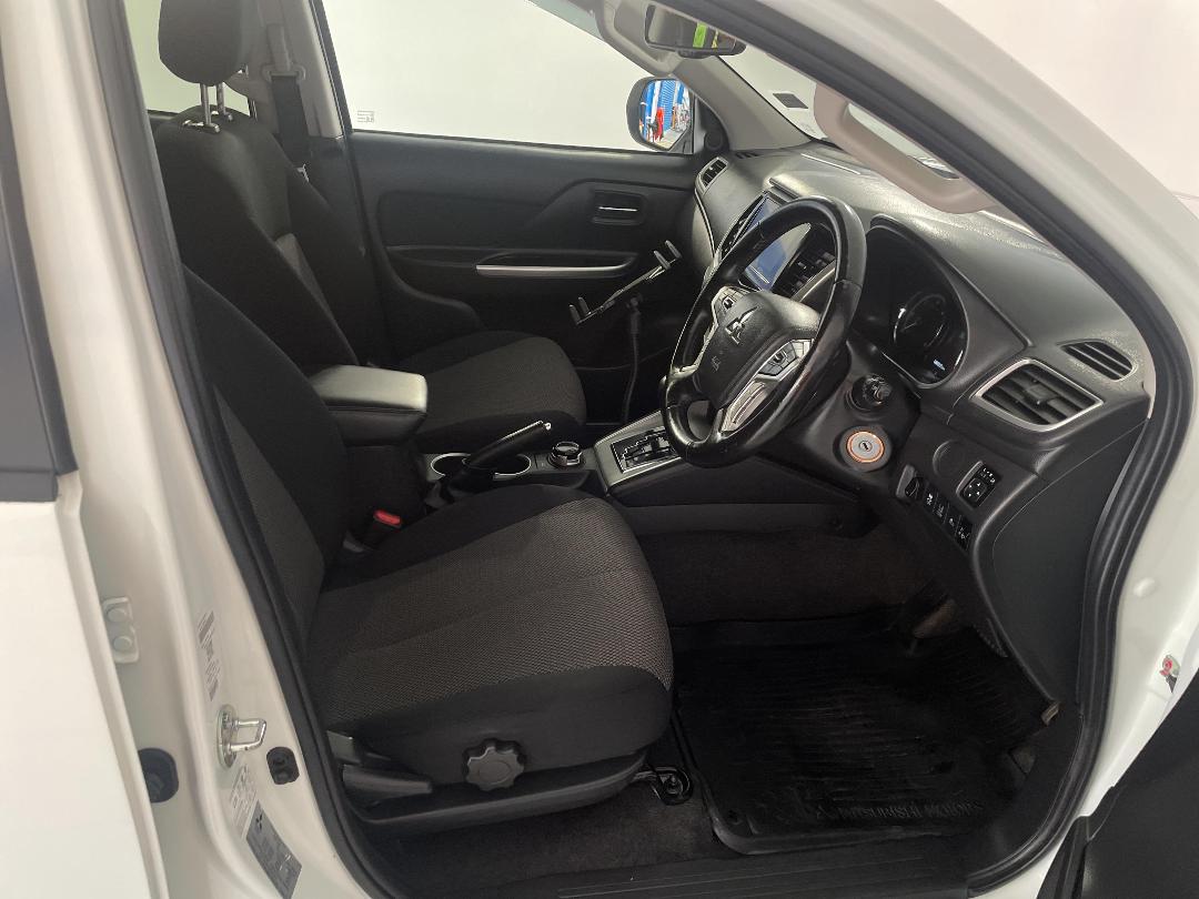 Photo '16' of Mitsubishi Triton