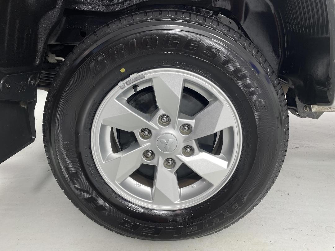 Photo '12' of Mitsubishi Triton