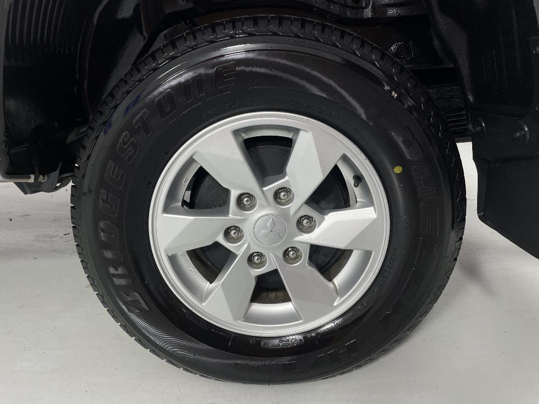 Photo '11' of Mitsubishi Triton