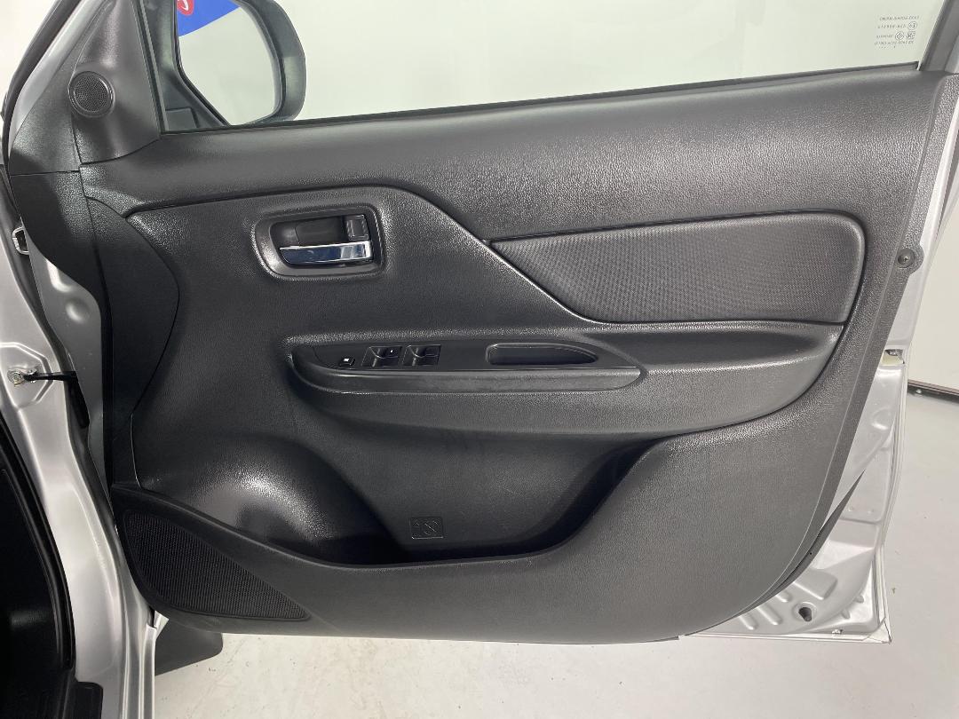 Photo '15' of Mitsubishi Triton