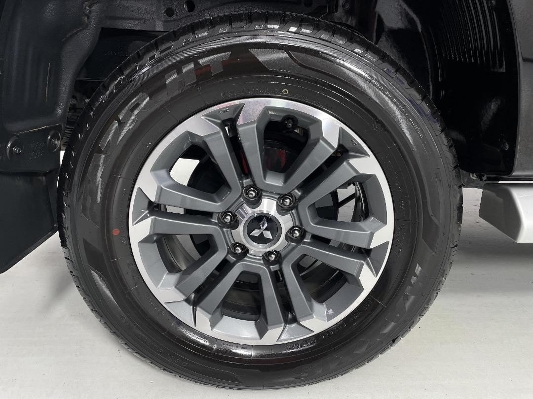 Photo '12' of Mitsubishi Triton