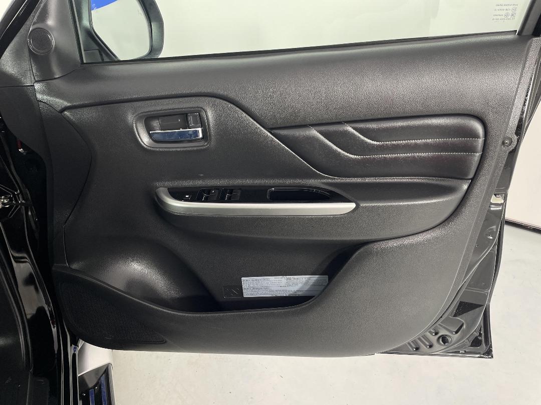 Photo '15' of Mitsubishi Triton