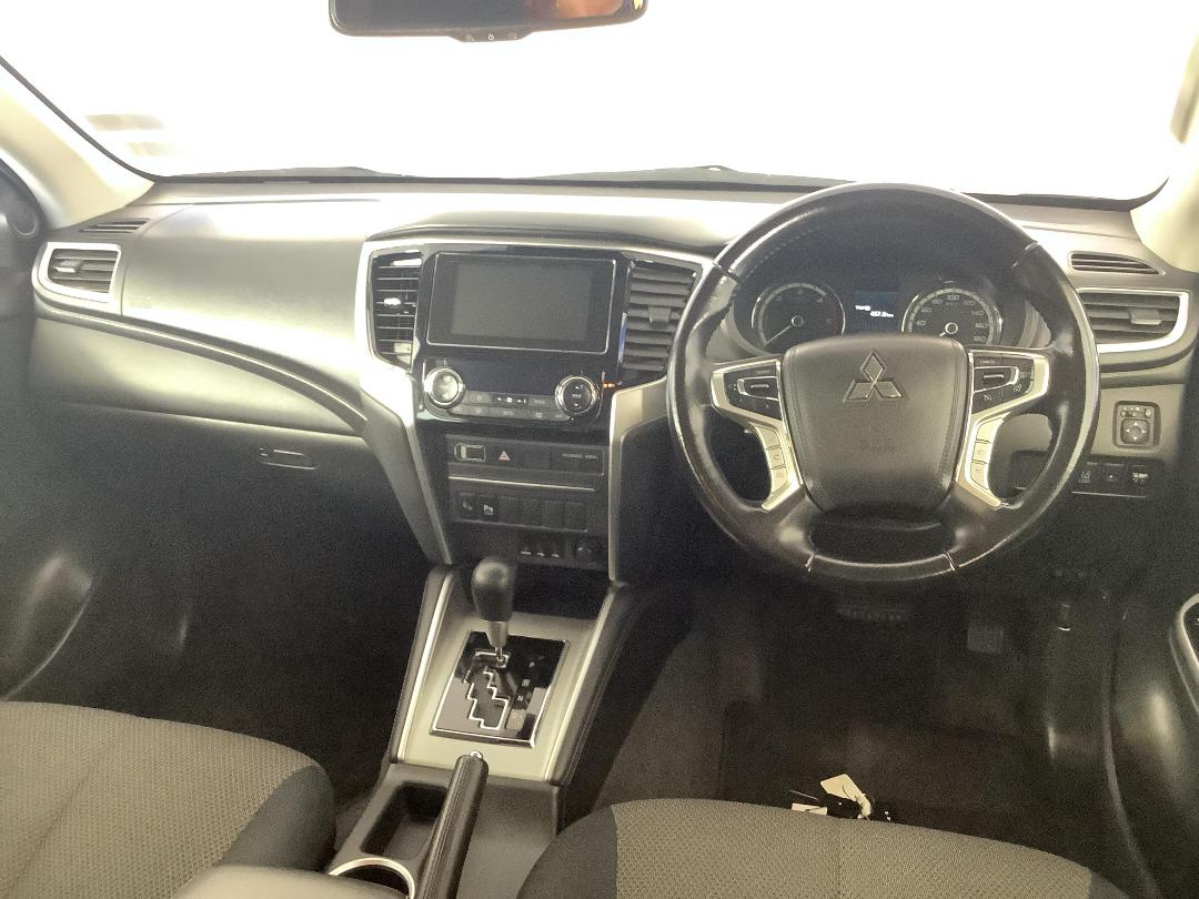 Photo '17' of Mitsubishi Triton