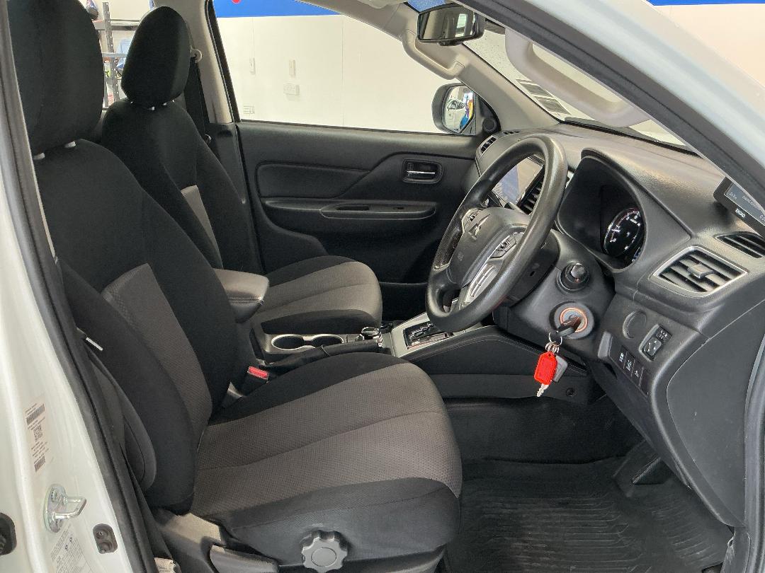 Photo '16' of Mitsubishi Triton