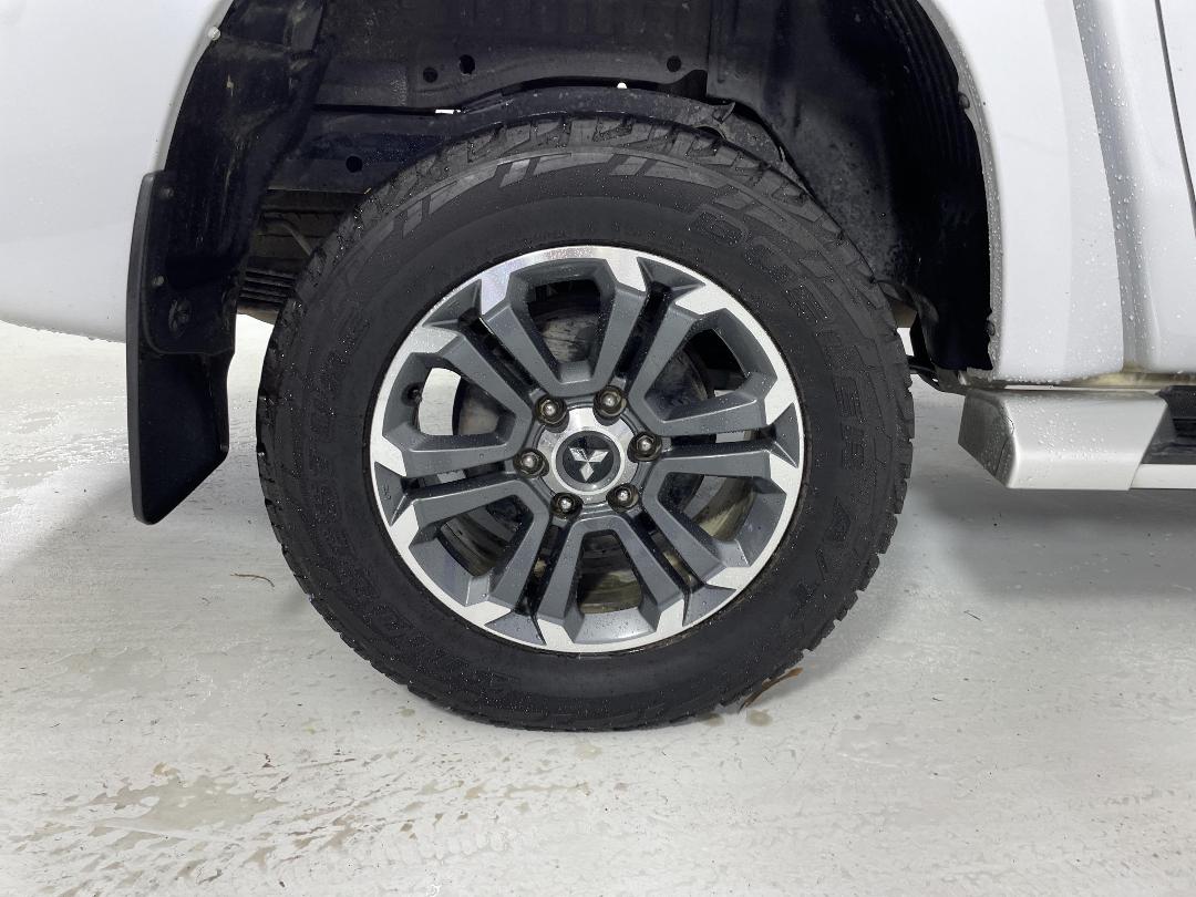 Photo '12' of Mitsubishi Triton