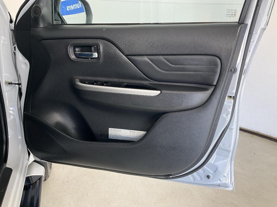 Photo '15' of Mitsubishi Triton