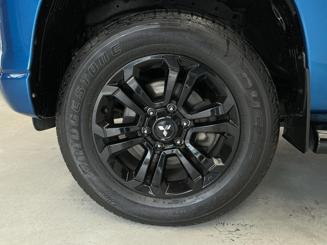 Photo '10' of Mitsubishi Triton