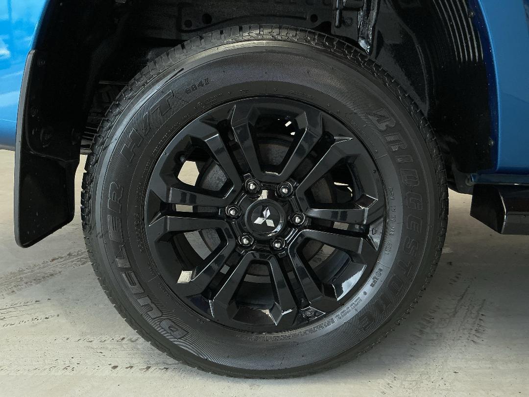 Photo '12' of Mitsubishi Triton