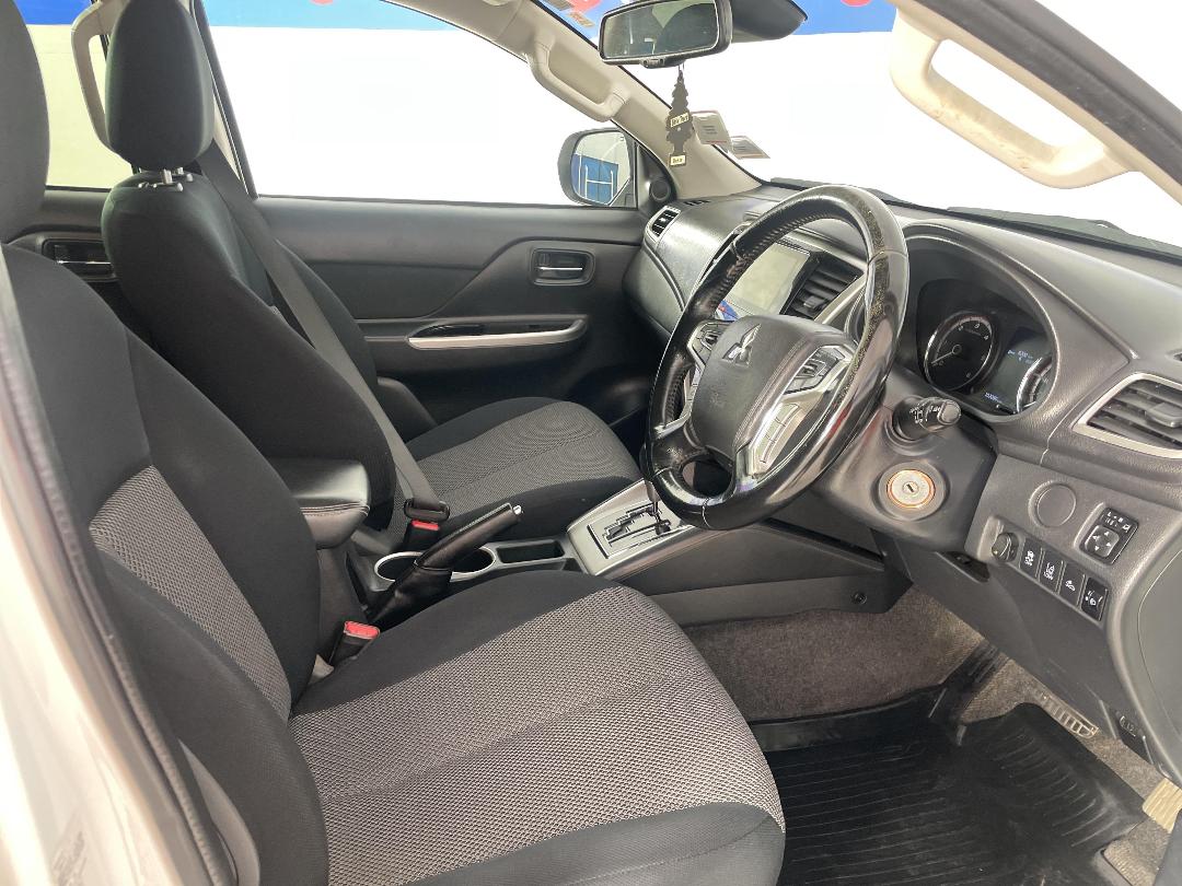 Photo '16' of Mitsubishi Triton