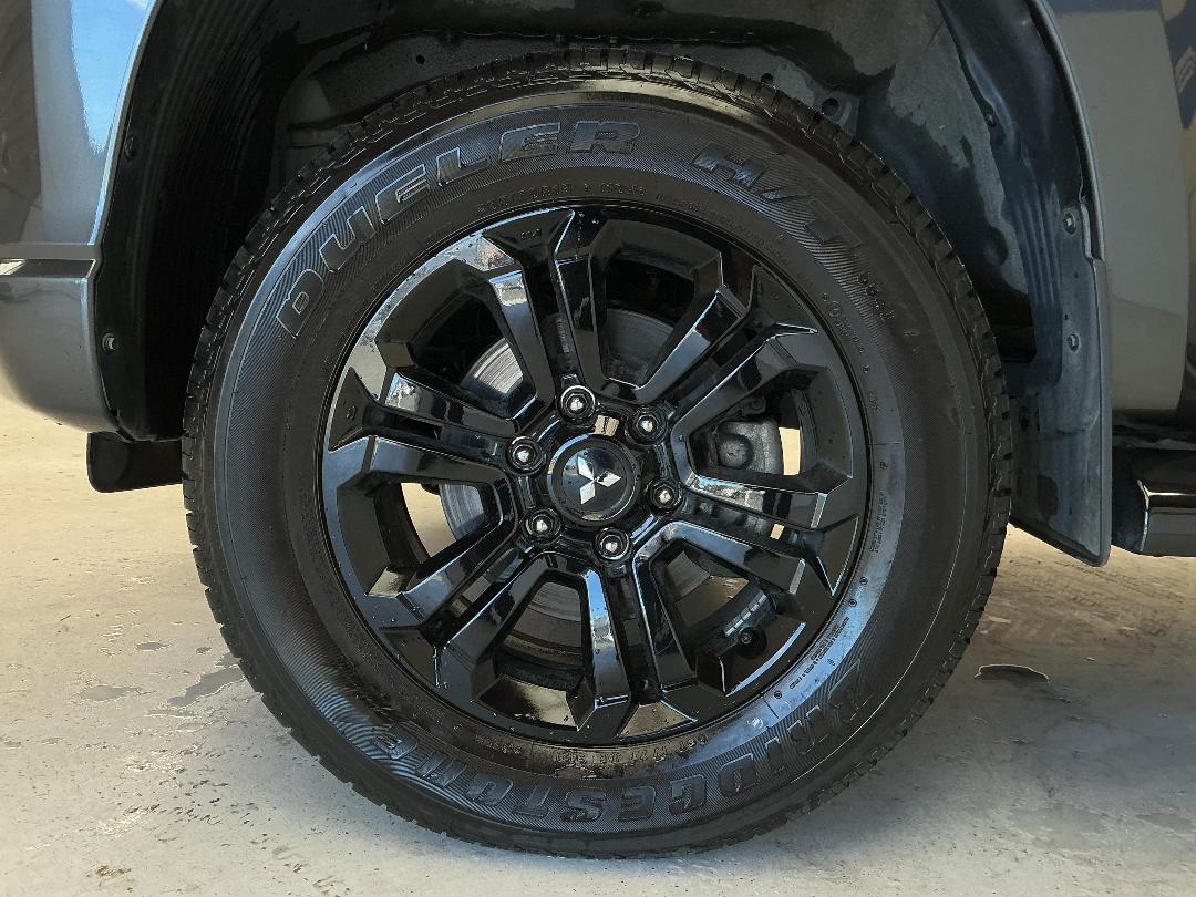 Photo '10' of Mitsubishi Triton