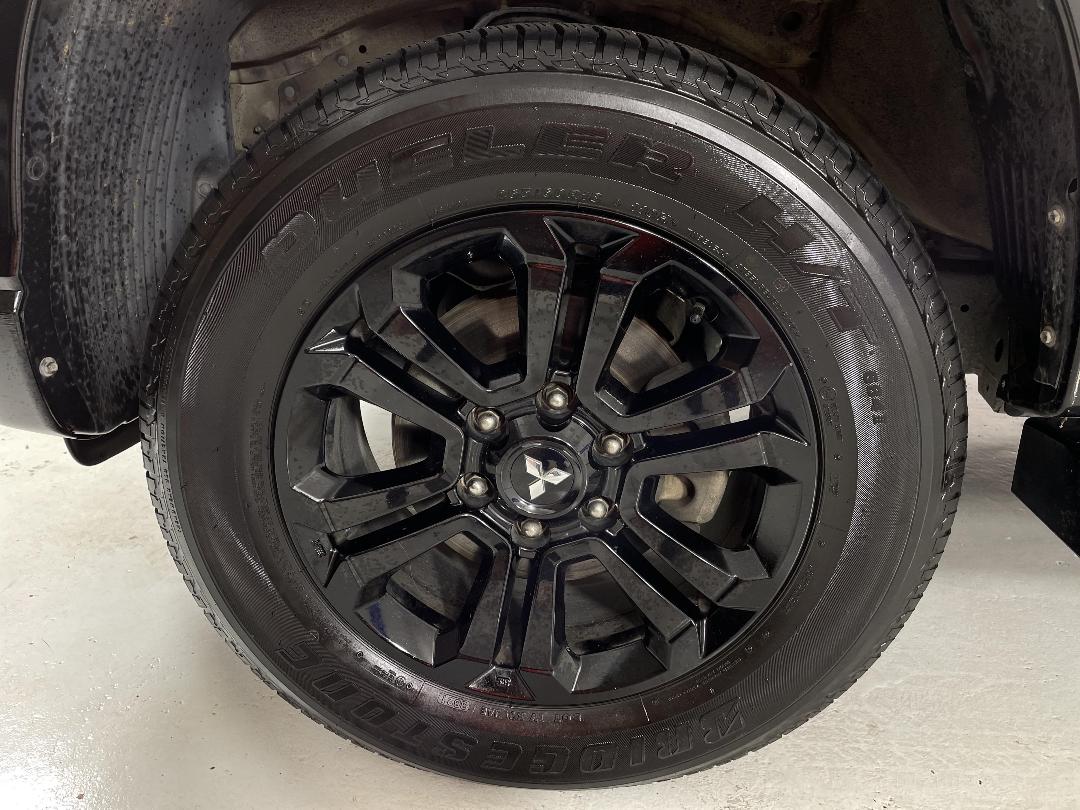 Photo '10' of Mitsubishi Triton