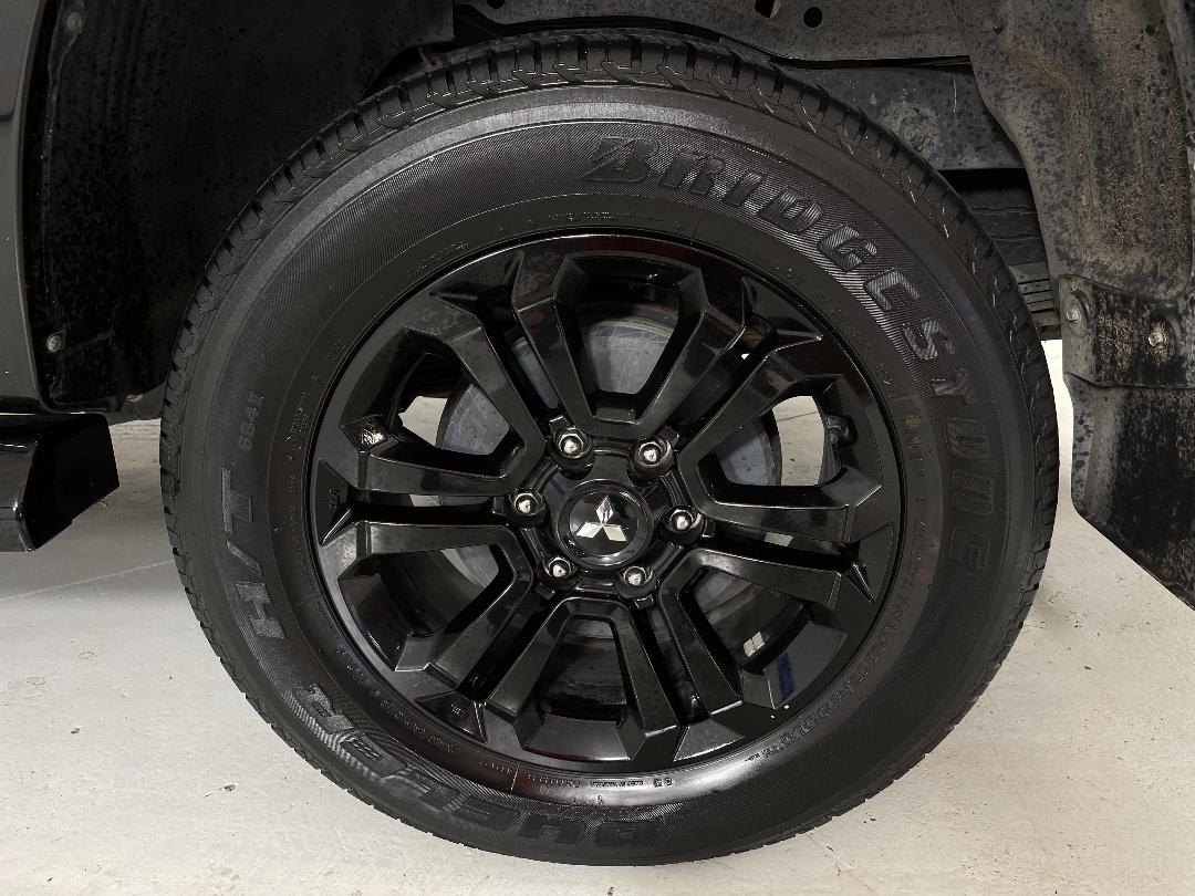 Photo '11' of Mitsubishi Triton