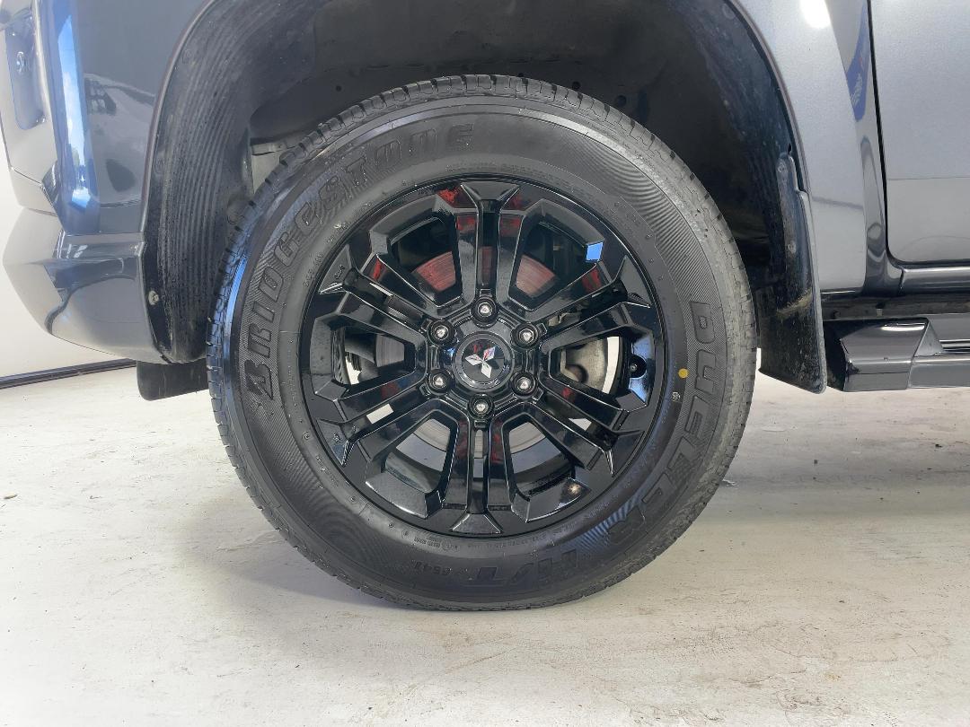 Photo '10' of Mitsubishi Triton