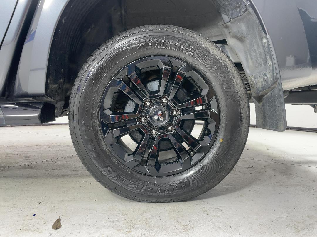 Photo '11' of Mitsubishi Triton