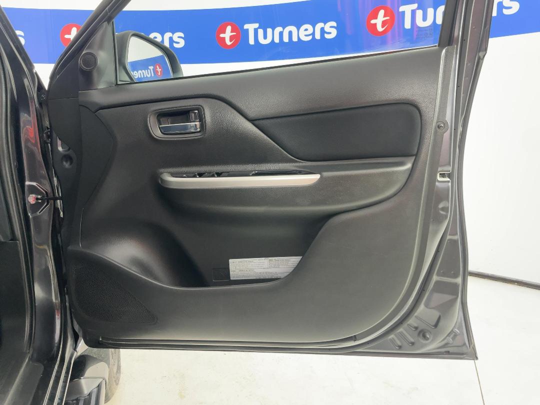 Photo '15' of Mitsubishi Triton