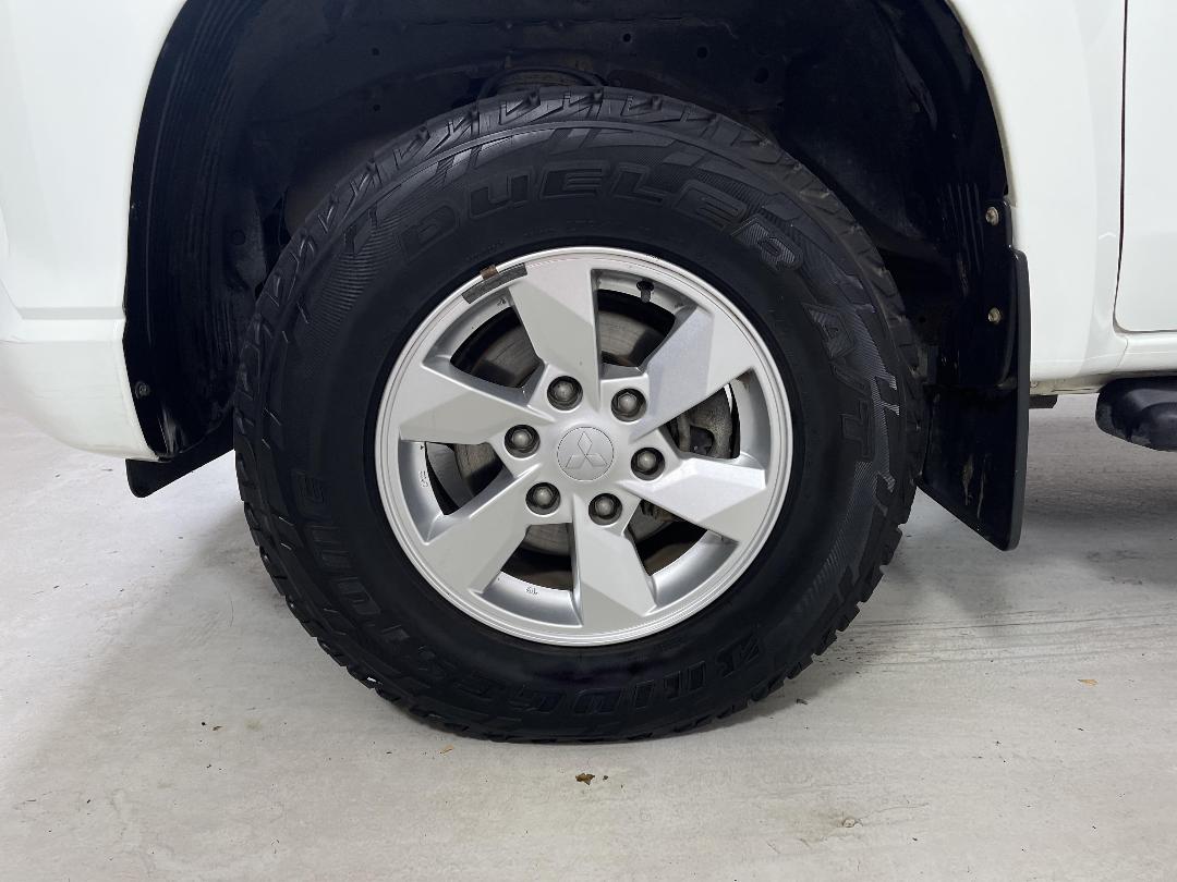 Photo '10' of Mitsubishi Triton