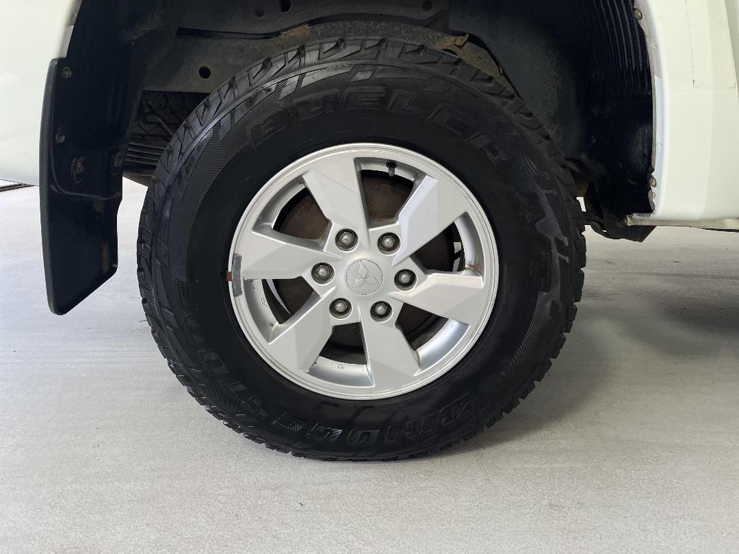 Photo '12' of Mitsubishi Triton