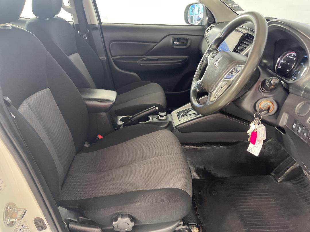 Photo '16' of Mitsubishi Triton