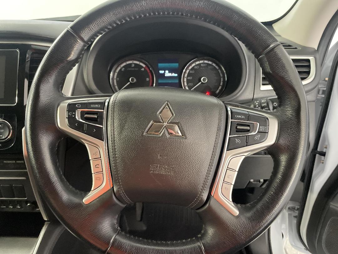 Photo '28' of Mitsubishi Triton