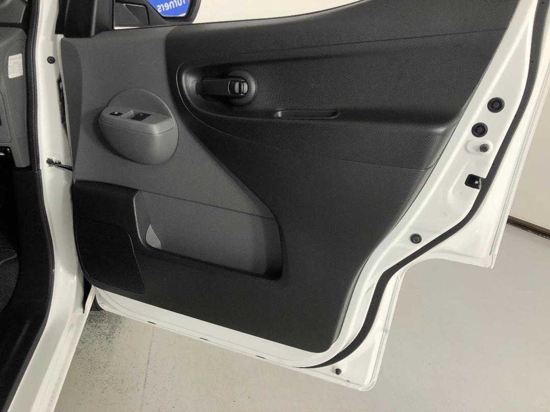 Photo '15' of Nissan NV200