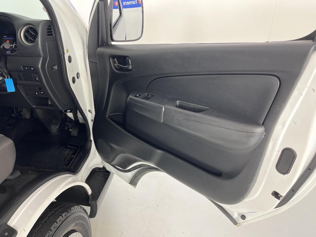 Photo '15' of Nissan NV350