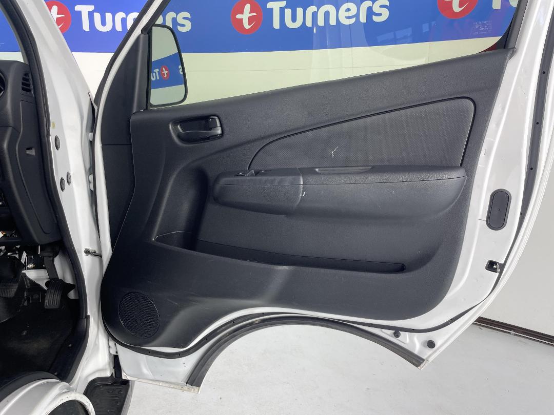 Photo '15' of Nissan NV350