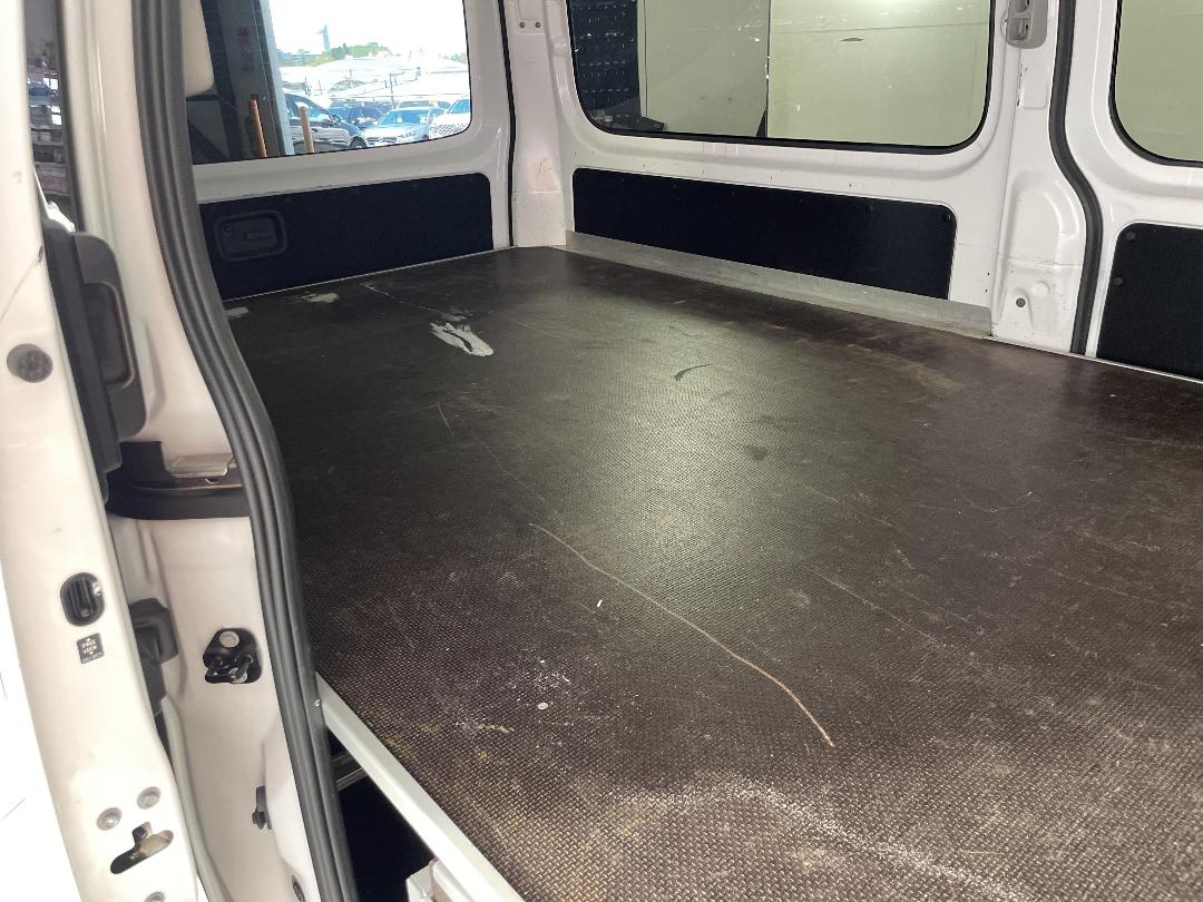 Photo '20' of Nissan NV350