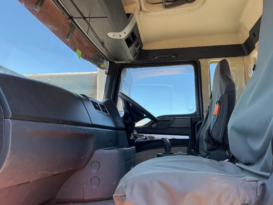 Photo '20' of Sinotruk C7 Cab Chassis