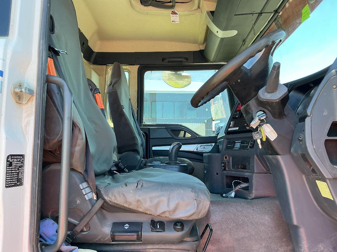 Photo '11' of Sinotruk C7 Cab Chassis